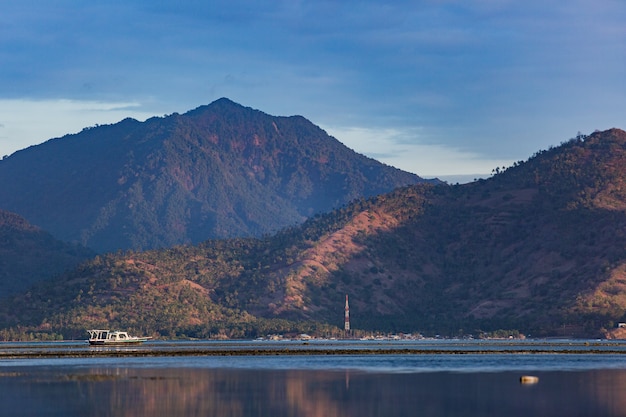 Increíble vista de la isla durante el amanecer.