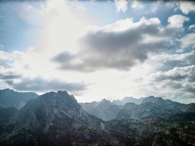 Increíble vista sobre el cielo azul y la montaña en MontenegroxA