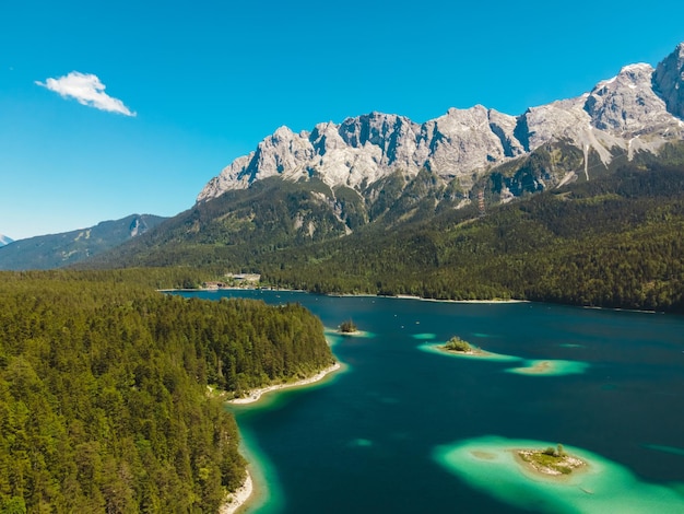 Foto gratuita increíblemente hermosa vista aérea del eibsee en alemania