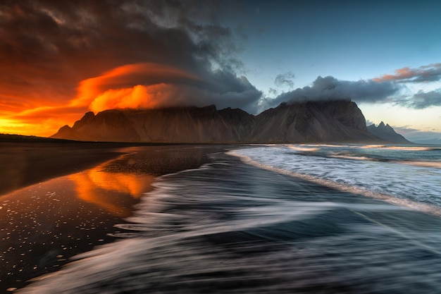 Increíblemente hermoso paisaje de la playa de arena y el mar con impresionantes nubes en el cielo