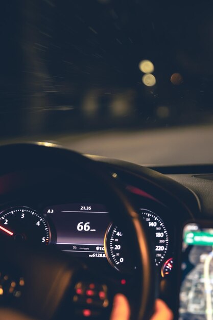 Indicadores de velocidad de primer plano en un automóvil por la noche