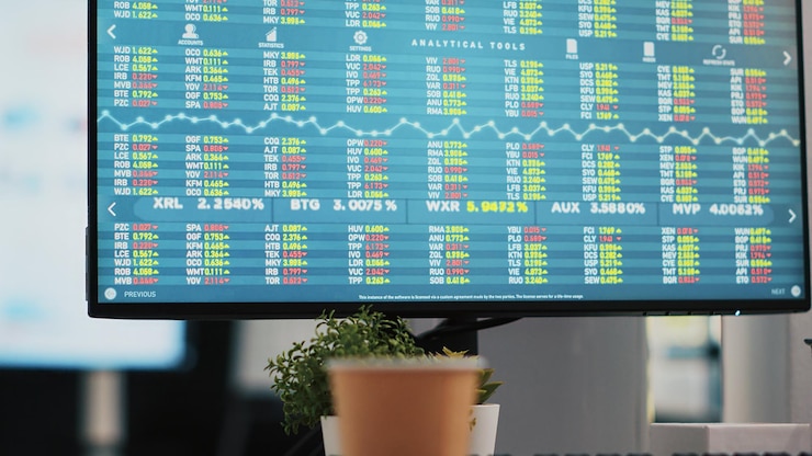 Foto gratuito los índices en vivo en la pantalla del pc muestran el aumento de la demanda de acciones de cerca