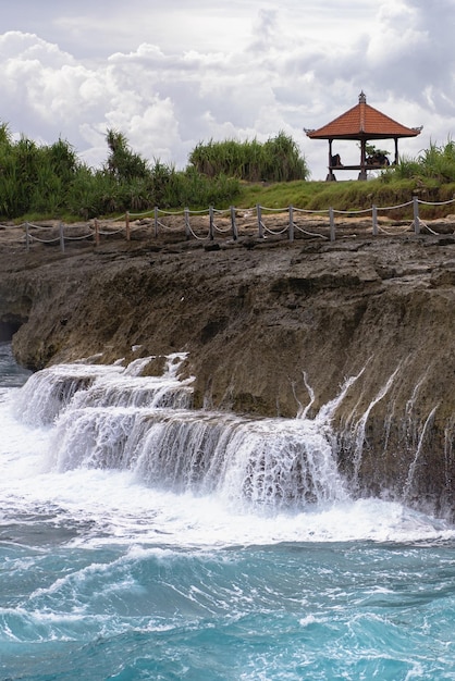 Foto gratuita indonesia, isla de nusa lembongan, fuente natural devil's tear