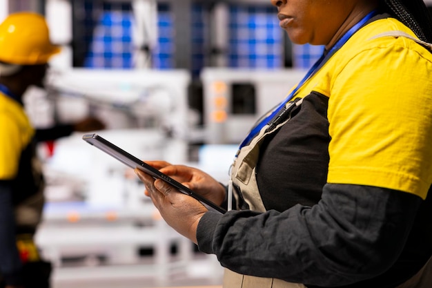 Industria 40 Ingeniero mejorando los sistemas de automatización robótica