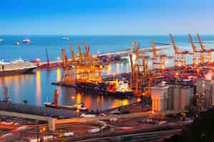 Foto gratuita industrial port de barcelona por la tarde