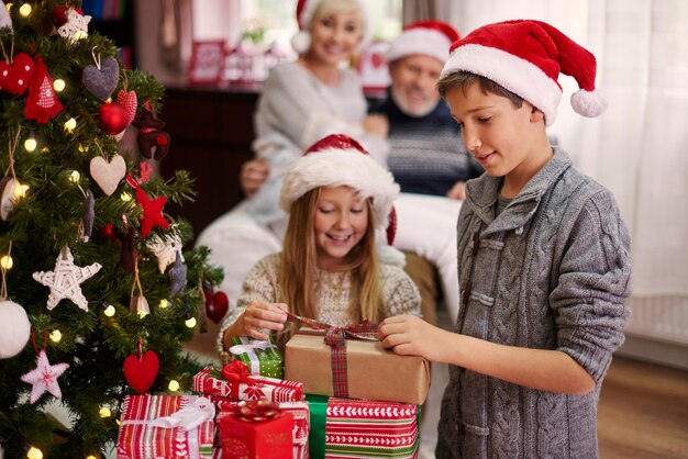 Infancia muy feliz de niño y niña.