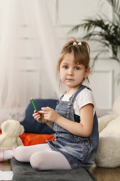 Infancia. Niña joven, en casa