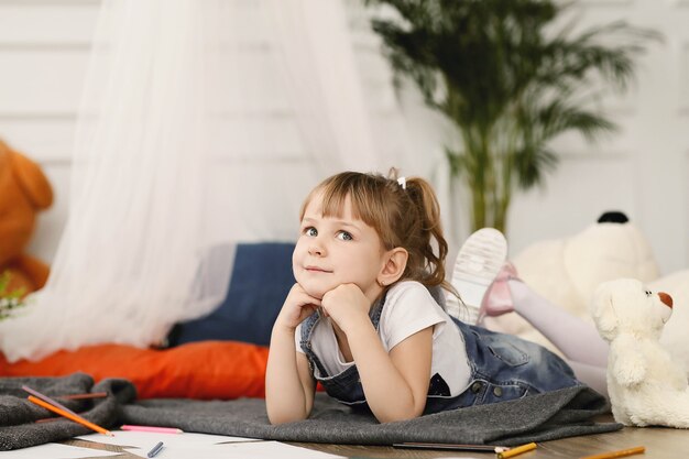 Infancia. Niña joven, en casa