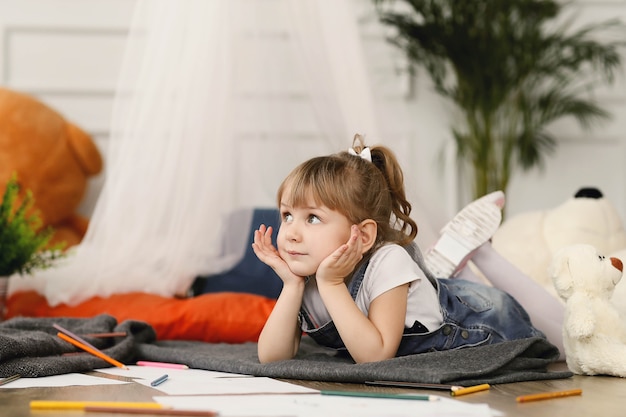 Infancia. Niña joven, en casa