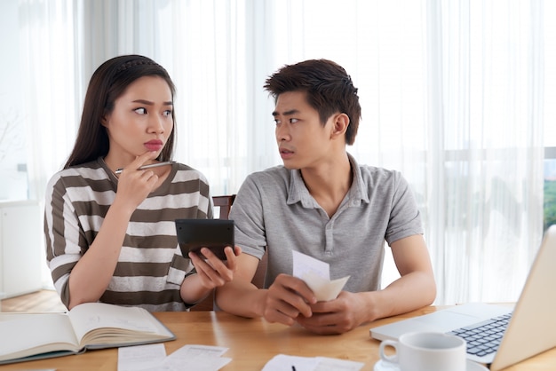 Infeliz familia joven calculando gastos en quiebra