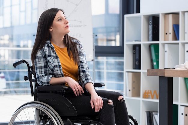 Infeliz mujer en silla de ruedas