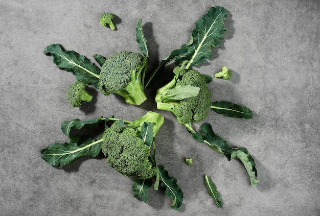 Inflorescencias de brócoli sobre un fondo gris, vista superior. Productos vegetales saludables, entrega de alimentos desde granjas.