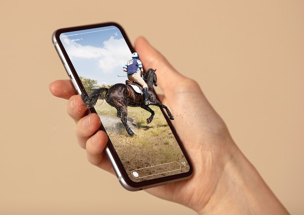 Foto gratuita influencer a caballo