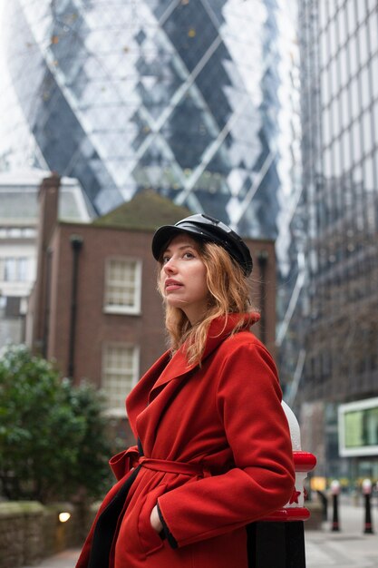 Influencer caminando por la ciudad