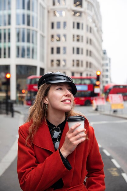 Influencer caminando y tomando café en la ciudad.