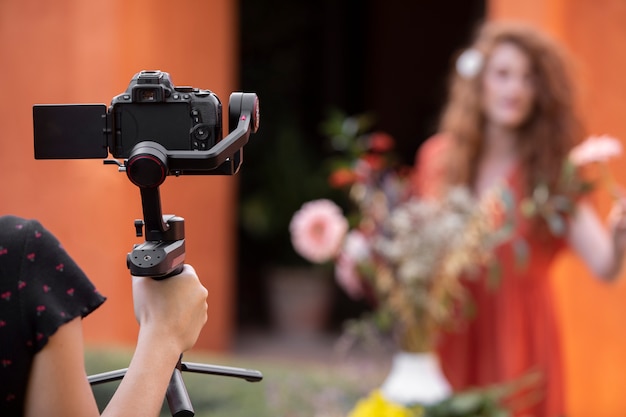 Influencer de cerca sosteniendo flores