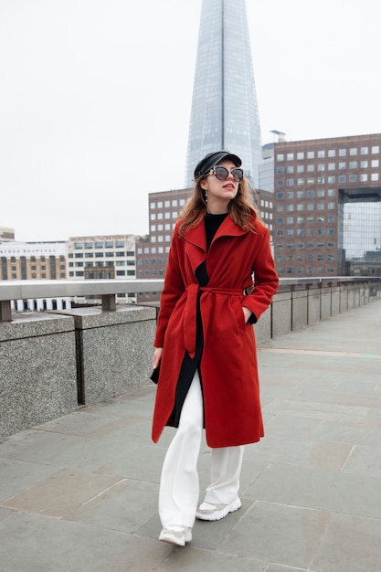 Foto gratuita influencer dando un paseo por un puente en la ciudad