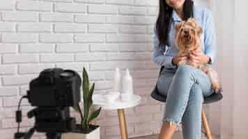 Foto gratuita influencer femenina en casa con perro