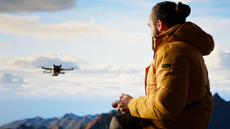Foto gratuito influencer masculino comparte su viaje de senderismo a través de un vlog con el dron