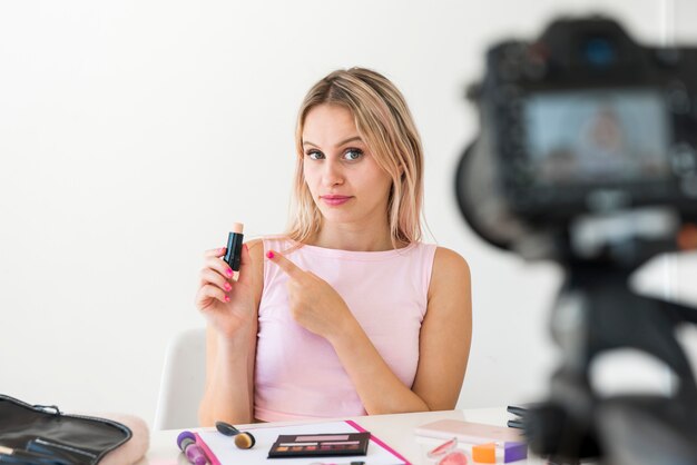 Influencer rubia grabando vídeo de maquillaje