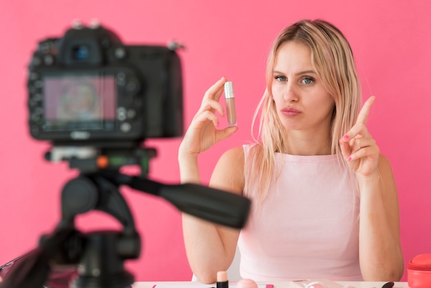 Influencer rubia grabando vídeo de maquillaje