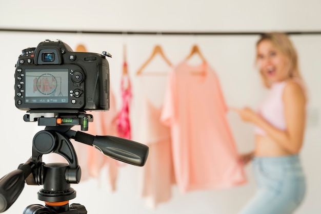 Influencer rubia grabando vídeo de moda