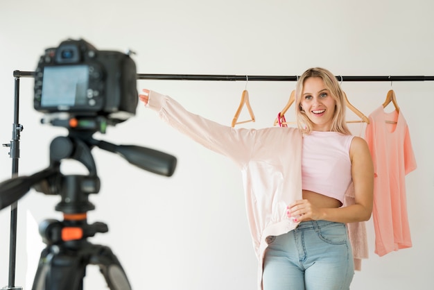 Foto gratuita influencer rubia grabando vídeo de moda