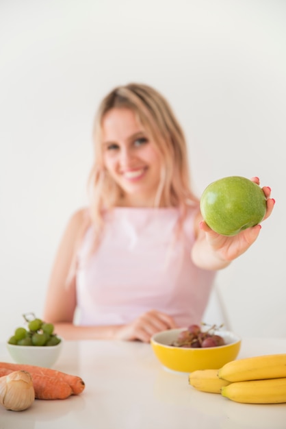 Influencer rubia grabando vídeo de nutrición