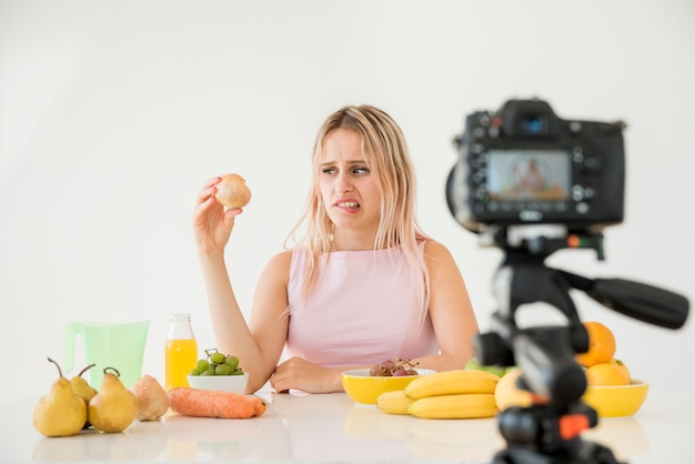 Foto gratuita influencer rubia grabando vídeo de nutrición