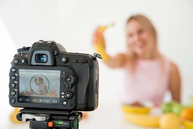 Foto gratuita influencer rubia grabando vídeo de nutrición