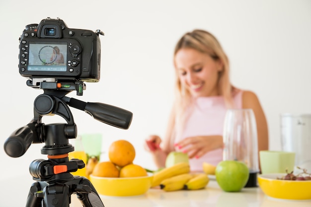 Foto gratuita influencer rubia grabando vídeo de nutrición