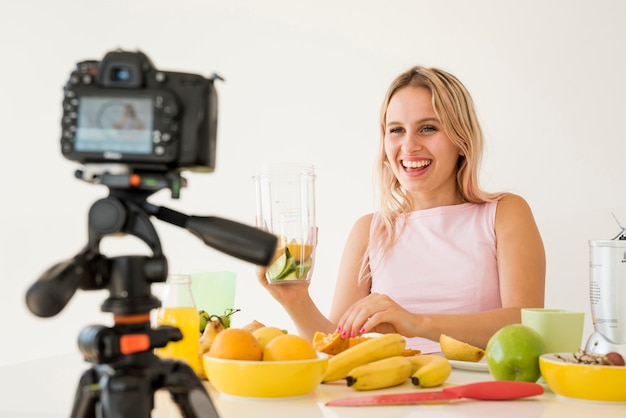 Foto gratuita influencer rubia grabando vídeo de nutrición