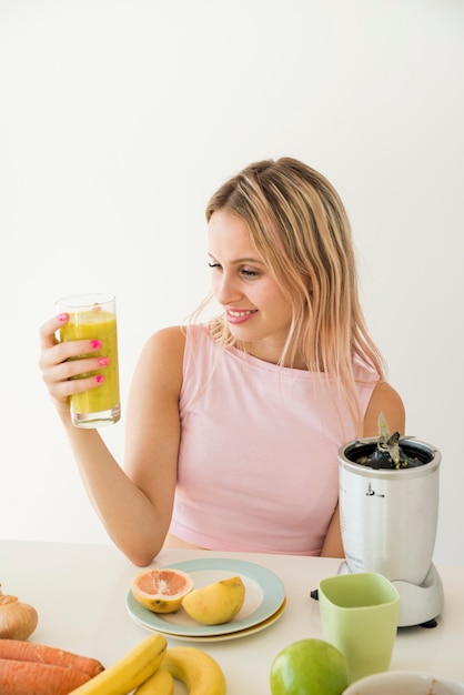 Influencer rubia grabando vídeo de nutrición