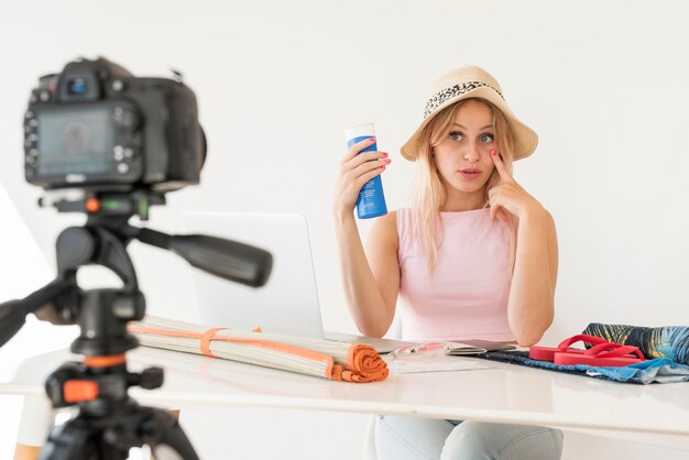 Influencer rubia grabando vídeo de vacaciones