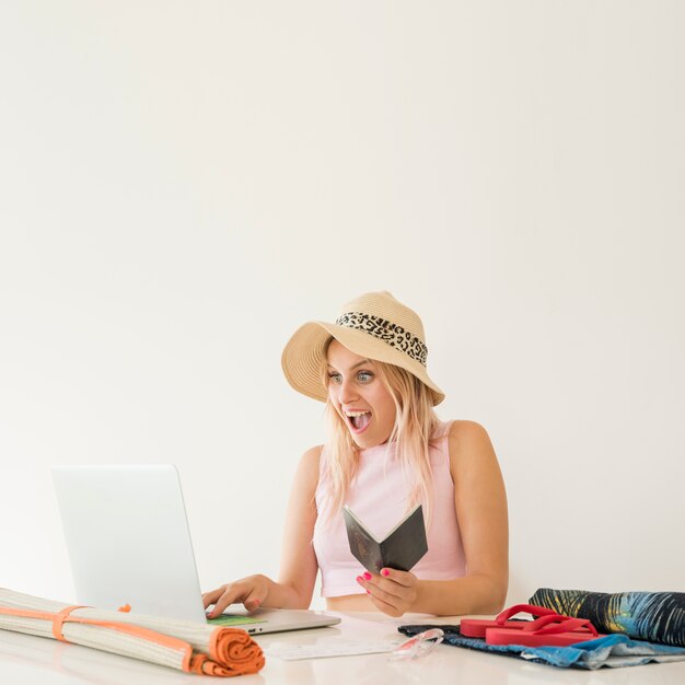 Influencer rubia grabando vídeo de vacaciones