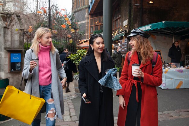 Influencers caminando al mercado