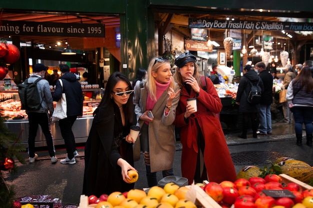 Influencers revisando las frutas en el mercado.