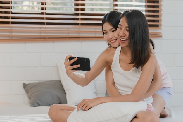 Influencia asiática lesbiana lgbtq mujeres pareja vlog en casa.
