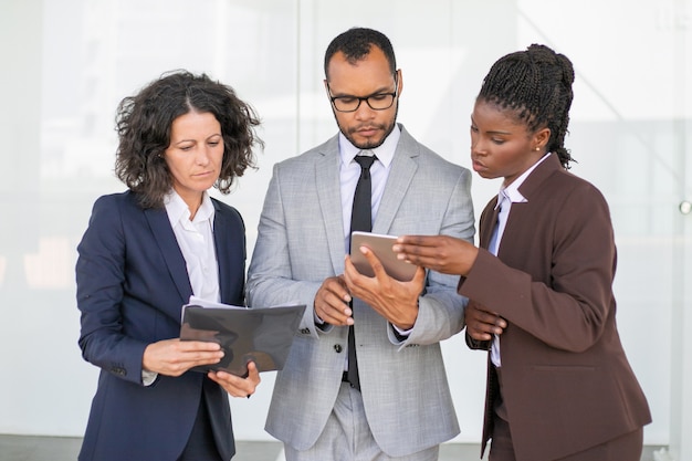 Foto gratuita informe de estudio de grupo empresarial enfocado