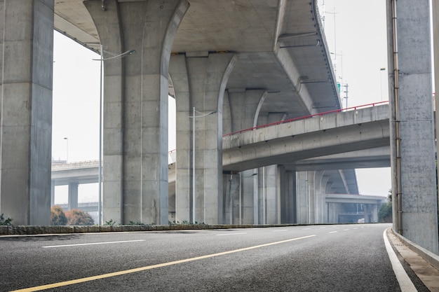 Foto gratuita infraestructura de un puente por debajo