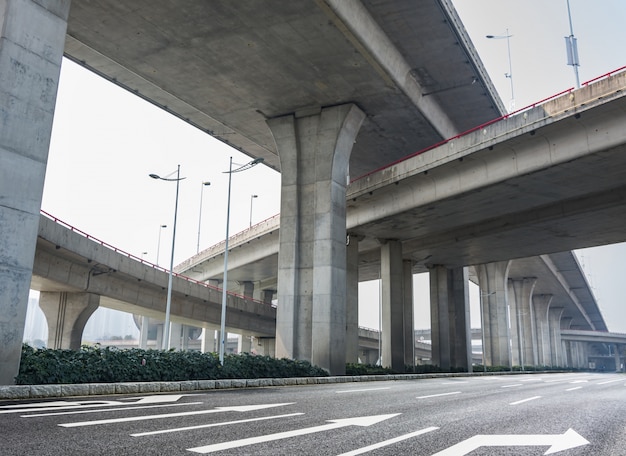 Infraestructura de un puente por debajo