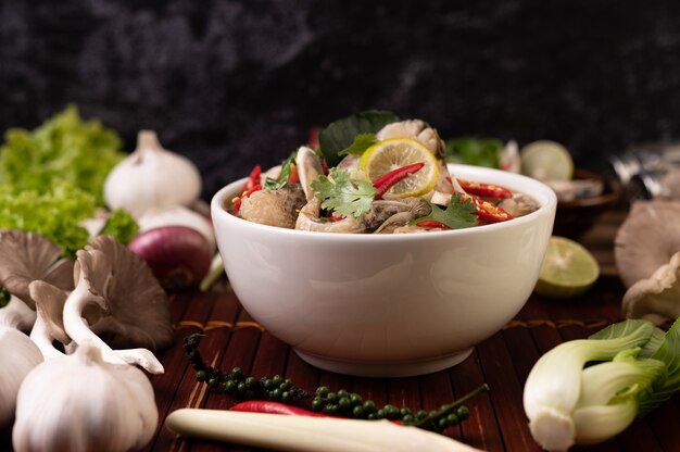 Infusión de pescado hervido con tomate, champiñones, cilantro, cebolleta y limoncillo en un bol