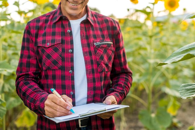 Ingeniero agrónomo firmando en un portapapeles