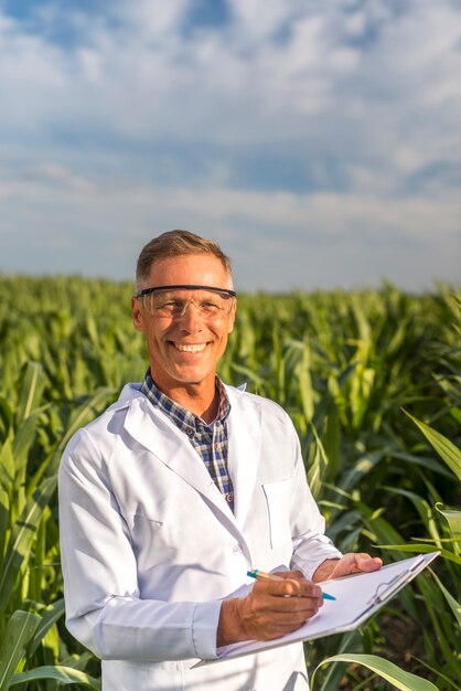 Ingeniero agrónomo sonriente mirando a cámara