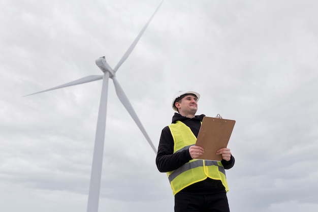 Foto gratuita ingeniero ambiental de tiro medio con portapapeles