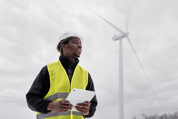 Ingeniero ambiental de tiro medio con tableta