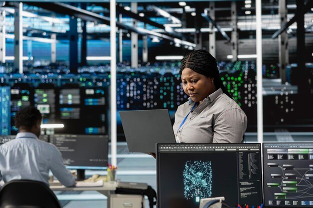 El ingeniero del centro de datos aprovecha las herramientas de visualización de inteligencia artificial