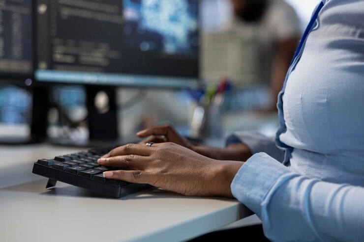 Foto gratuito ingeniero en un centro de datos escribiendo en el teclado optimizando la infraestructura de ti