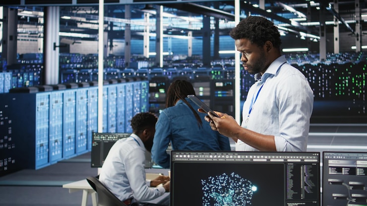 Foto gratuito ingeniero de centro de datos que utiliza una tableta para interpretar gráficos de análisis de datos generados por la ia