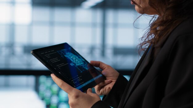 Ingeniero en un centro de datos con una tableta que integra herramientas de automatización impulsadas por IA